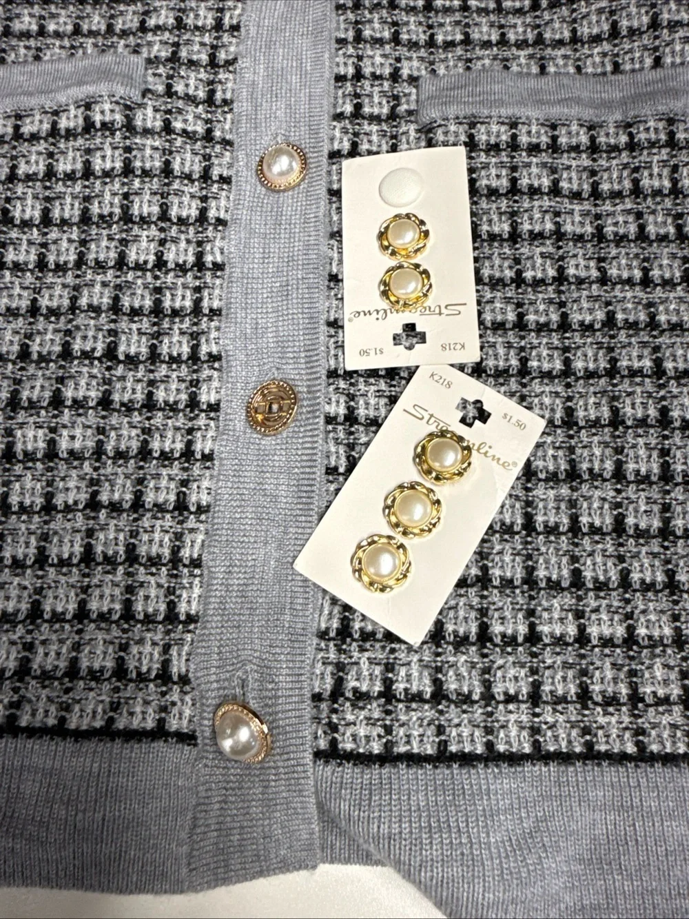 TALBOTS Women’s 100% Merino Wool Textured Plaid V-Neck Cardigan Sz M Gray Artsy